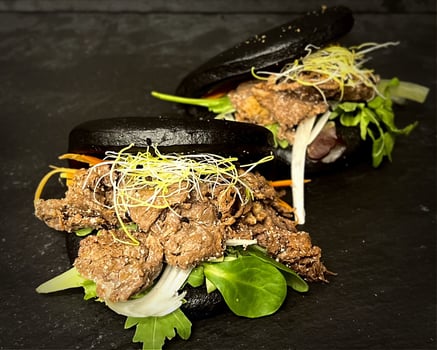 Black Bao Bun's mit gegrilltem Rindfleisch Yakiniku