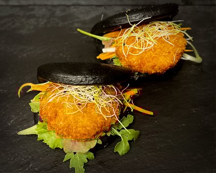 Black Bao Bun's mit Ebi Katsu Shrimp Pattys