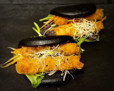 Black Bao Bun's mit frittierten Garnelen