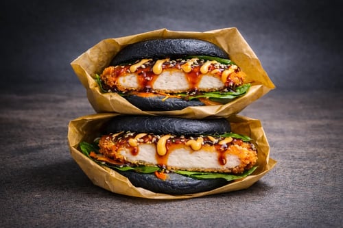 Black Bao Bun's mit Chicken Katsu Black Bao Bun's mit Chicken Katsu