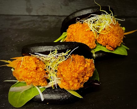 Black Bao Bun's mit Chicken Karaage