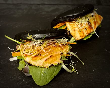 Black Bao Bun's mit gegrilltem Lachs