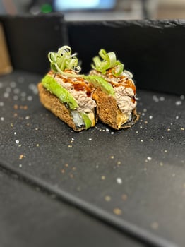 Mini Sushi Taco mit Thunfisch Creme (2 Stück) Mini Sushi Taco mit Thunfisch Creme (2 Stück)