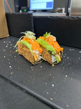 Mini Sushi Taco Lachs Tatar ( 2 Stück) Mini Sushi Taco Lachs Tatar ( 2 Stück)