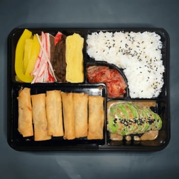 Bento mit vegetarische Mini Frühlingsrollen Bento mit vegetarische Mini Frühlingsrollen