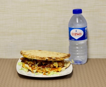 PROMO Greek pita bread with chicken thigh fillet from the charcoalgrill
