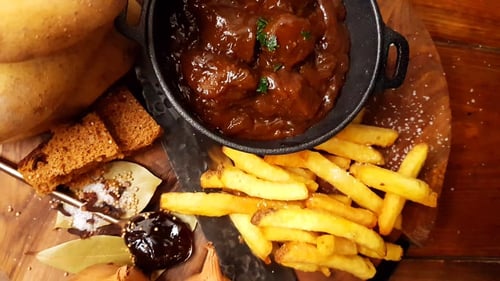 Friet Zuurvlees Friet Zuurvlees