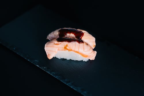 Flambierter Sake Nigiri