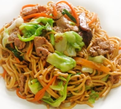 W15 Tagesmenü PAD BAMI, gebratene gelbe Nudeln mit Ei und Gemüse