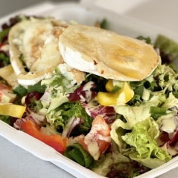 Salatmix mit gegrilltem Ziegenkäse
