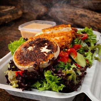 Salatmix mit gegrilltem Ziegenkäse und Buffalo Chicken Salatmix mit gegrilltem Ziegenkäse und Buffalo Chicken
