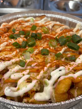 Überbackene Buffalo Chicken Loaded Fries
