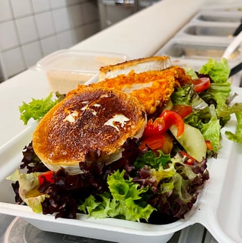 Salatmix mit gegrilltem Ziegenkäse und Buffalo Chicken