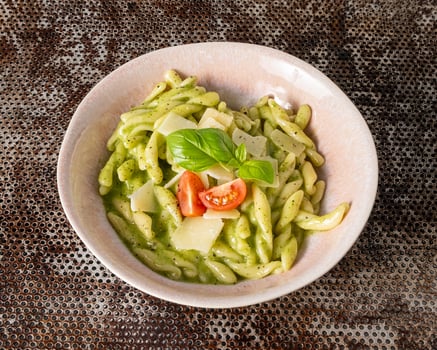 Strozzapreti mit grünem Pesto