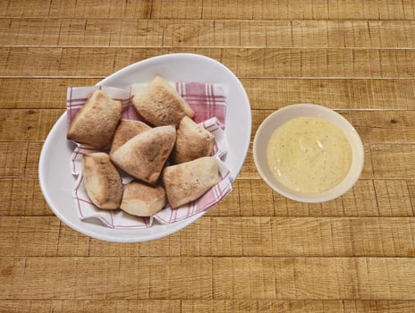 Pizzabrötchen mit Salsa All’Aglio (Knoblauch Dip)