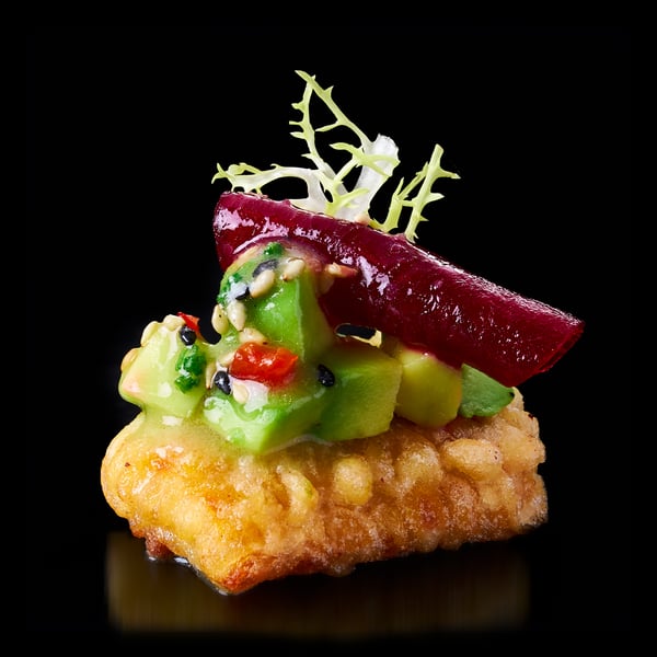 CRISPY MAIS MIT AVOCADO TATAR 